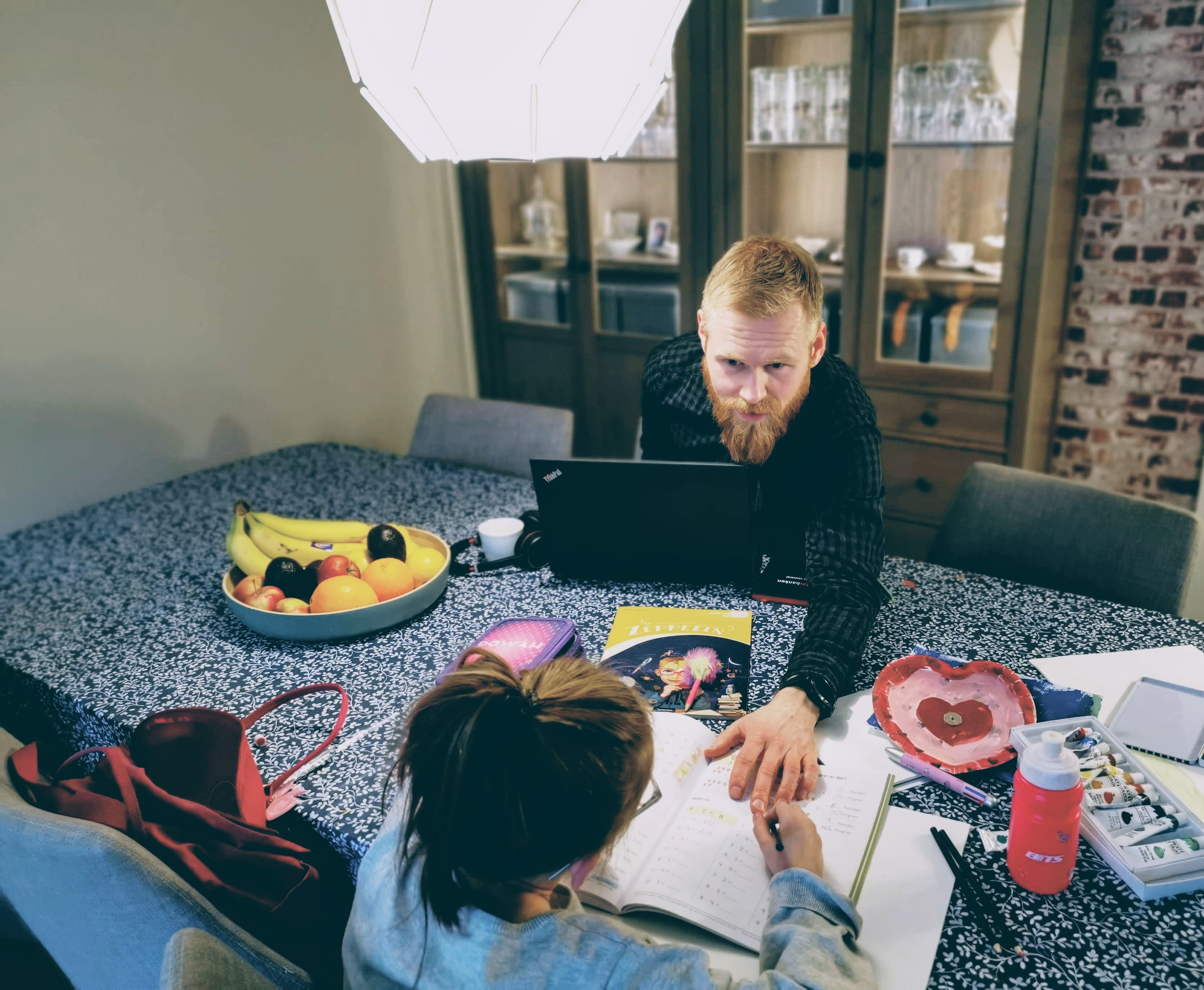 Marius sjonglerer hjemmekontor og hjemmeskole