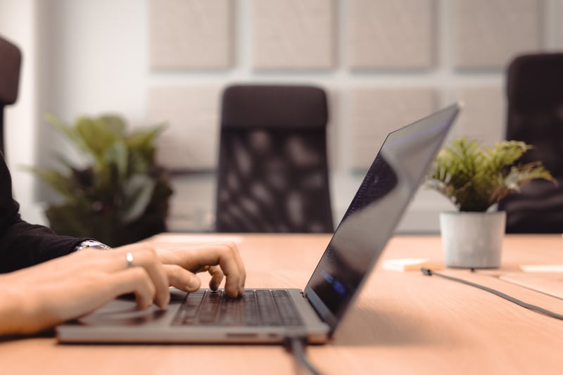 Illustrasjonsbilder_laptop_kontor_