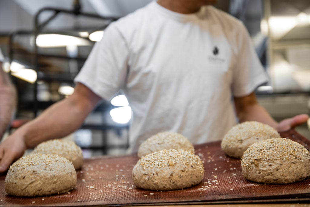 Baking av rundstykker inne på produksjonen