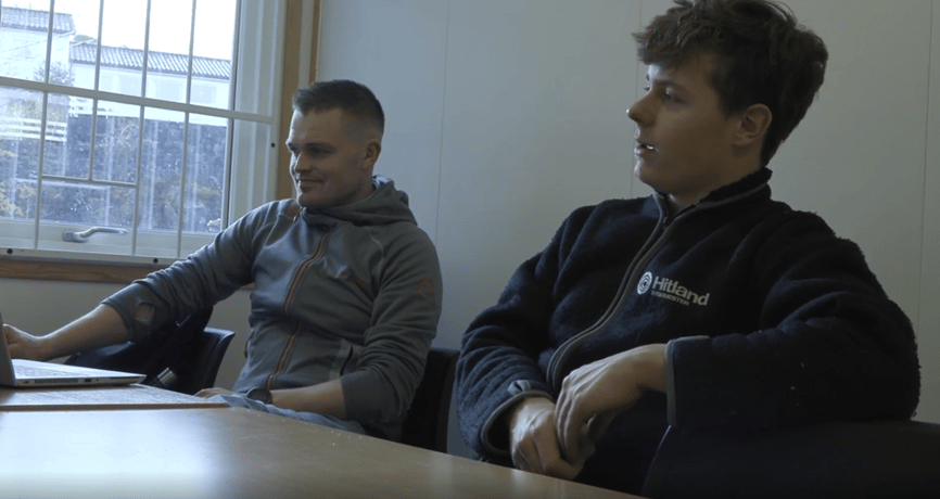 Leder og ansatt hos Byggmester Hitland blir intervjuet av Tidsbanken