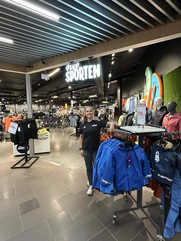 Lise Lotte er en ivrig daglig leder, som er stolt av butikken sin