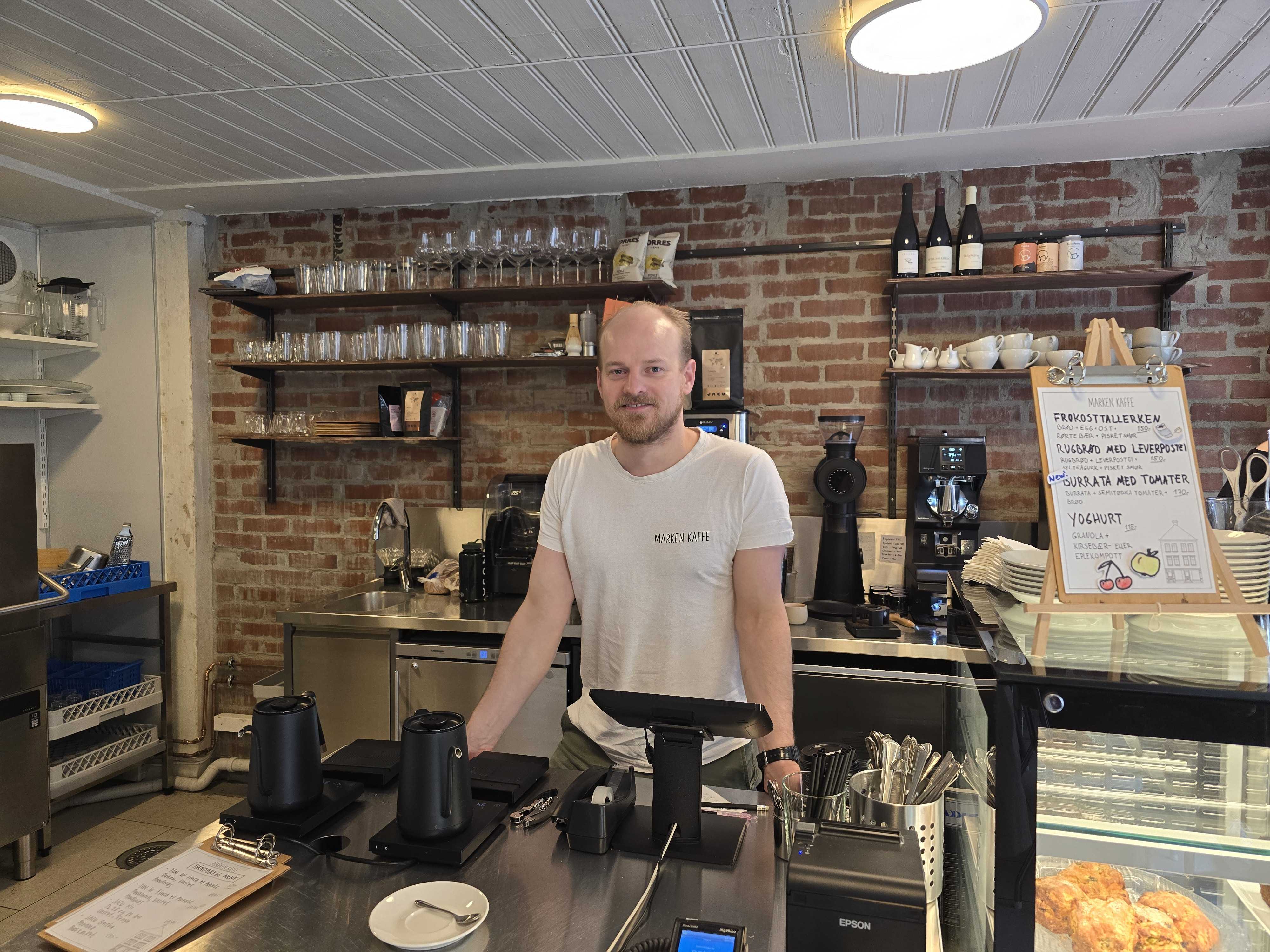 Christian Nesset bak disken hos Marken Kaffe