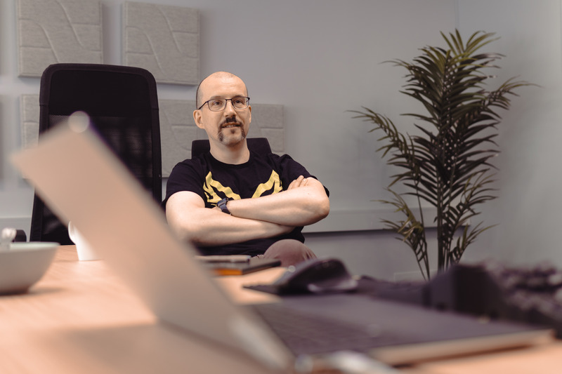 mann som jobber på et kontor