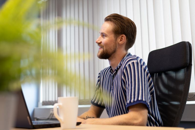 mann som jobber på et kontor