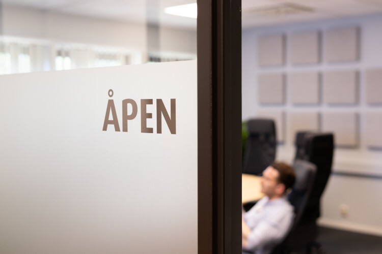 Dør med teksten ÅPEN