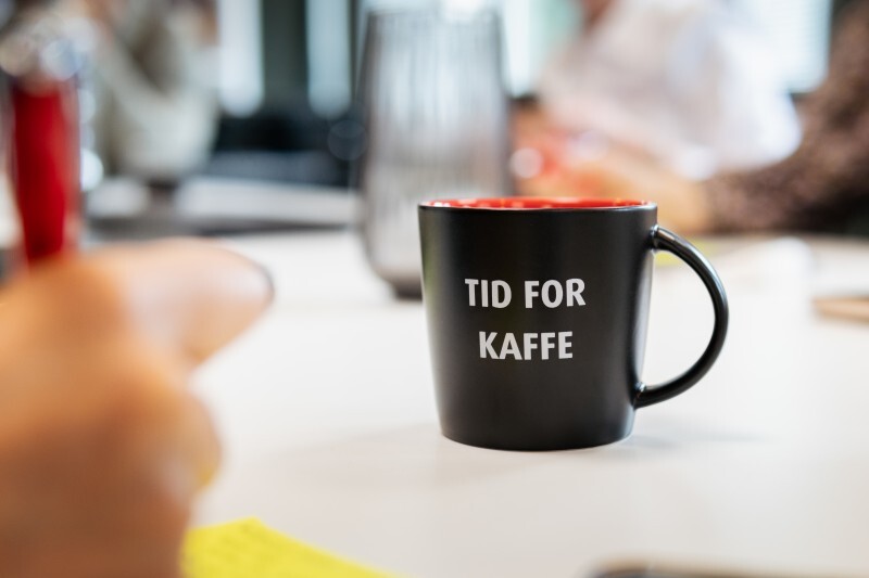bilde av en kopp med teksten tid for kaffe