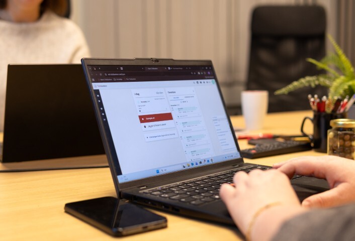 Person som arbeider på bærbar datamaskin