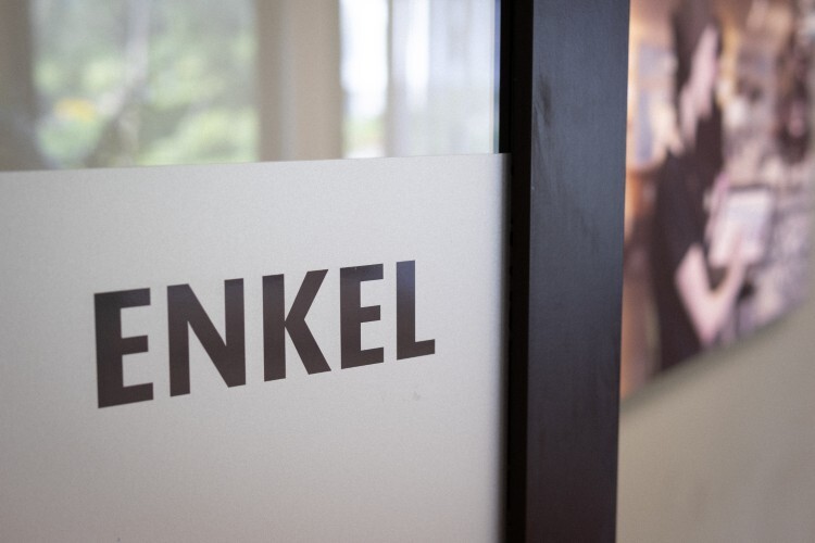 Bilde av en dør med teksten Enkel