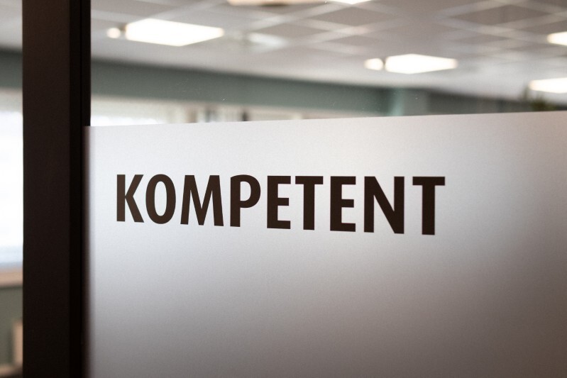 dør med teksten kompetent
