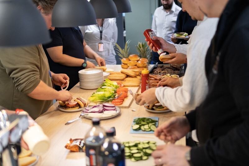 mennesker som forsyner seg med grillmat