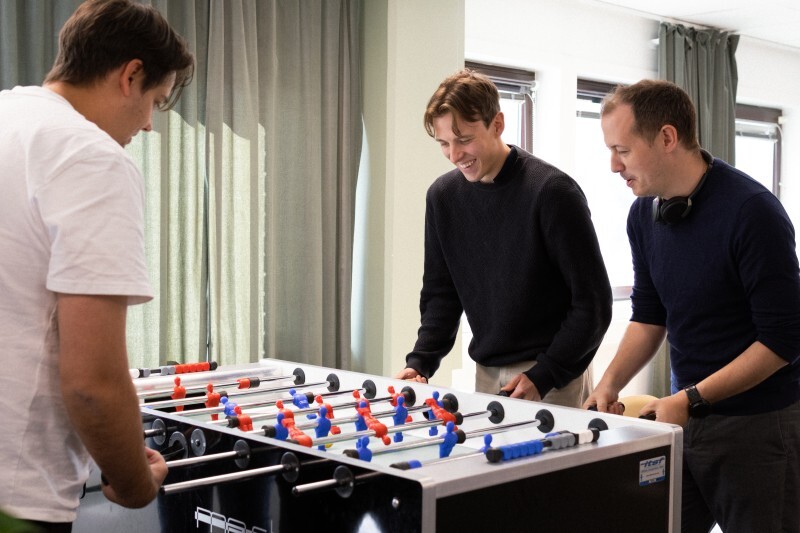 tre menn som spiller fotballspill