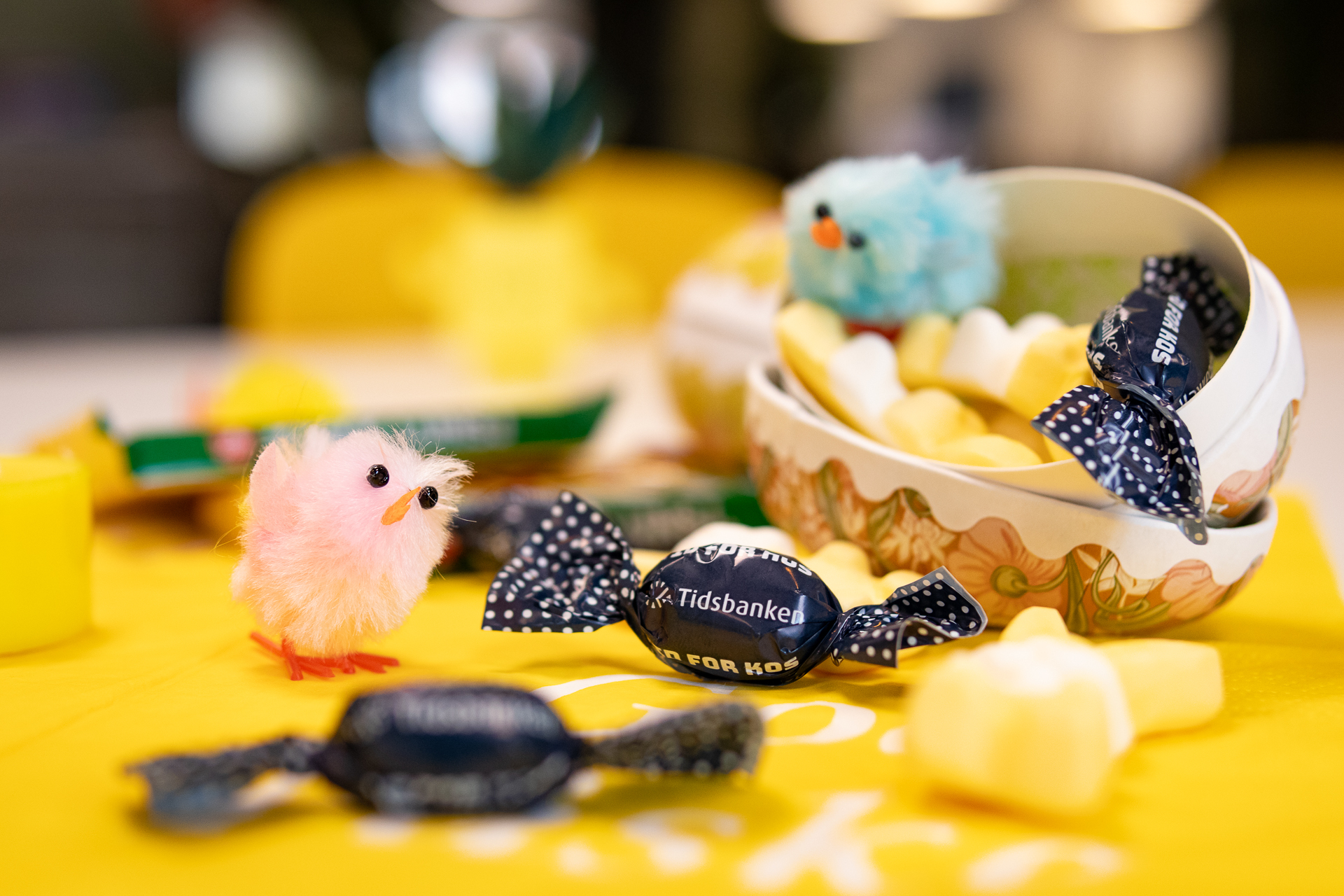 bildet viser et påskeegg med godteri og noen påskefigurer