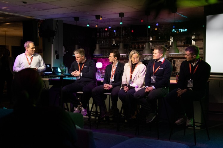 bildet viser deltakere i en paneldebatt