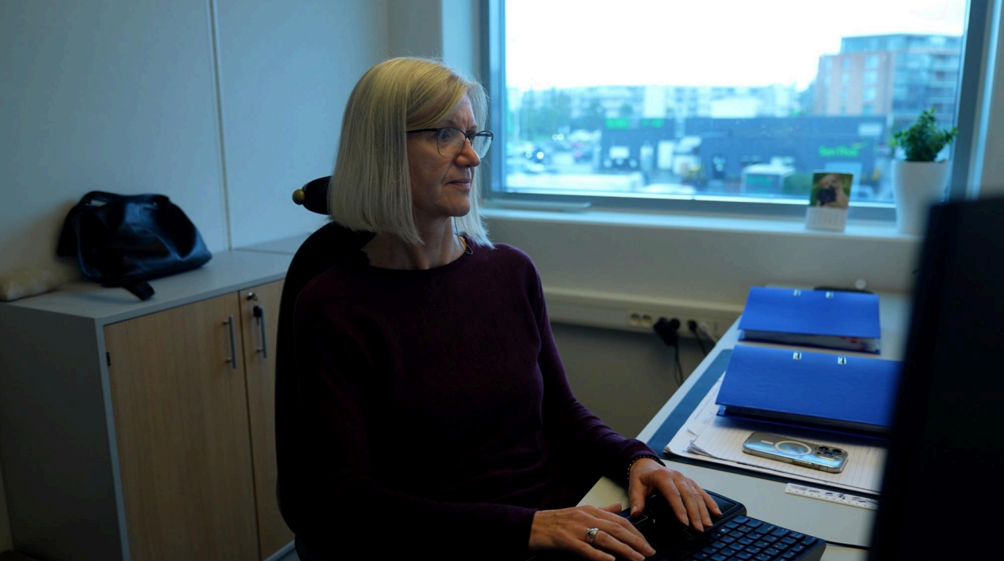 Jane hos Hitec products sitter med Tidsbanken på pc