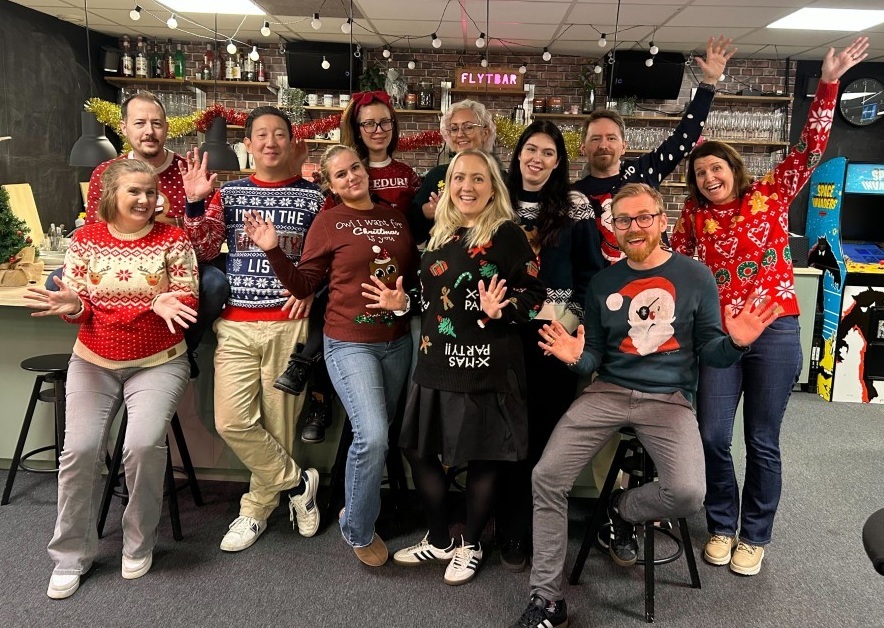 Personer ikledd julegenser